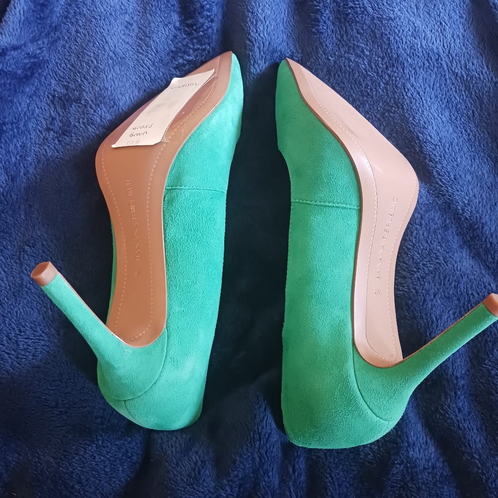 Grass Green Suede Madison 12-Hour Pumps | Banana Republic | Size 6 1/2 - Picture 2 of 4